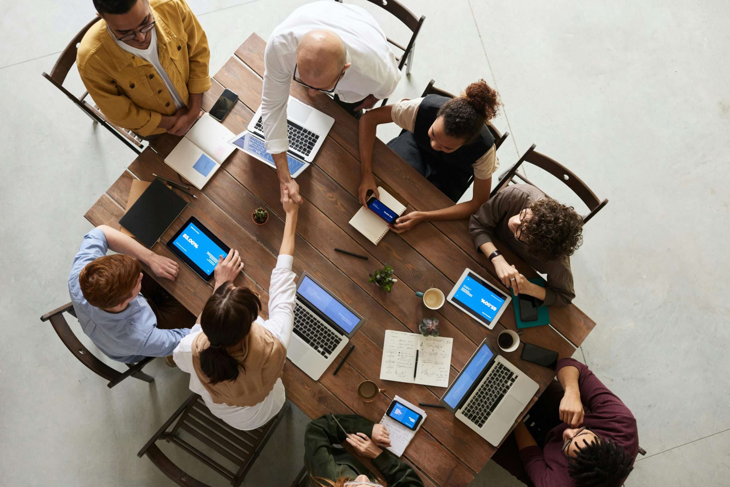 Pessoas trabalhando com notebooks alugados
